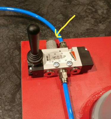 en 5/3 ventil (tror jag det heter) med återfjädrande joystick.Tryck till höger- fyll på med co2, till vänster evakuera co2 genom nålventil(gul pil).